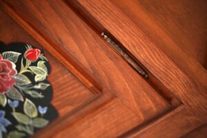 SW 0142 کمد چوبی راش نقاشی شده دکوری چوبی منزل  لوازم چوبی منزل